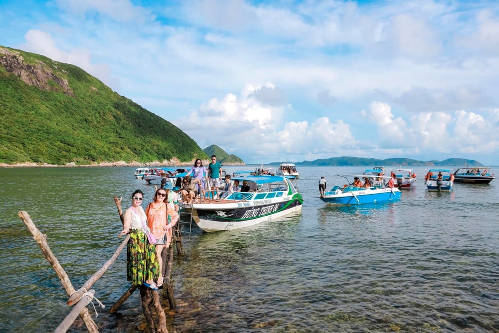 Tour câu cá thường kết hợp với hoạt động tham quan các đảo nhỏ và thăm thú làng chài địa phương